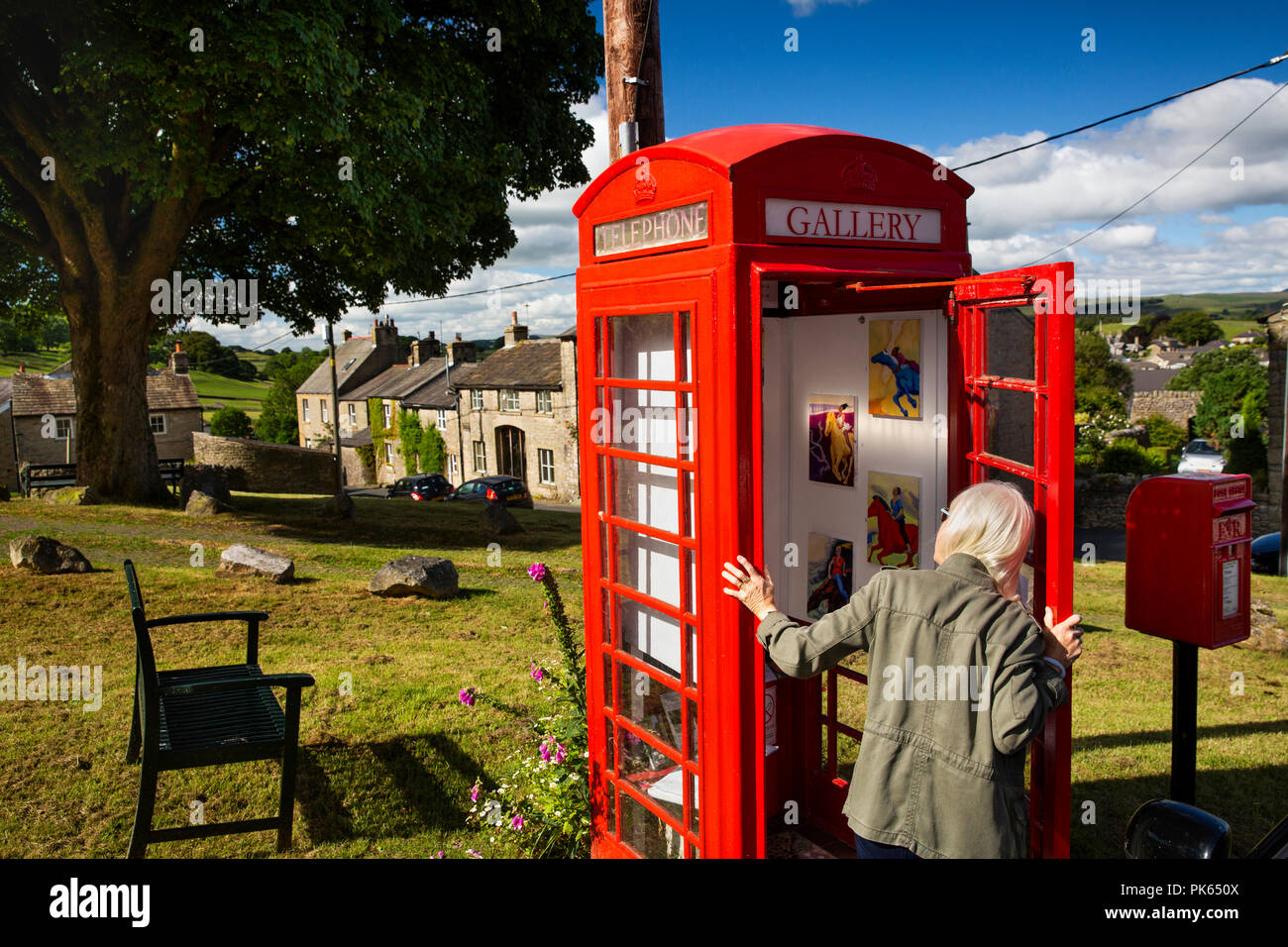England, Yorkshire, siedeln, Grüne Kopf Lane, Besucher in die Galerie auf dem Grün suchen, in alten K6 Handy's Box, Welt smnallest Art Gallery Stockfoto