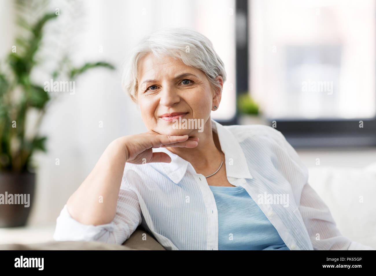 Portrait von gerne ältere Frau zu Hause Stockfoto