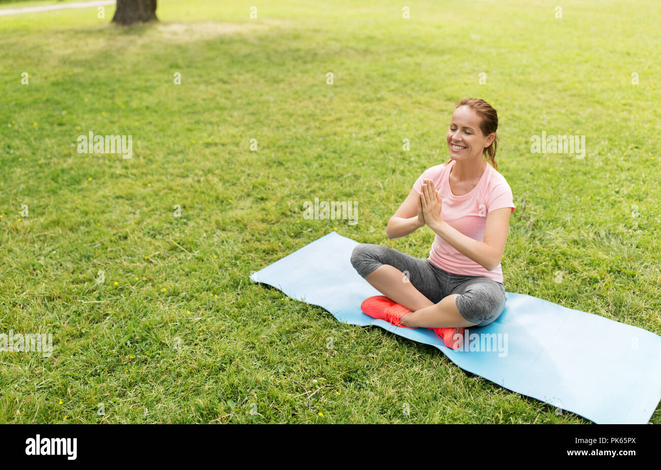 Glückliche Frau meditieren im Sommer Park Stockfoto