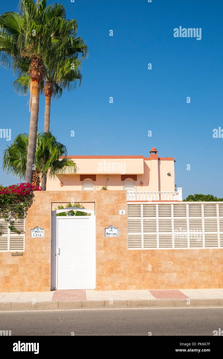 Typische Flachdach spanische Villa, Roquetas de Mar, Almeria, Spanien Stockfoto