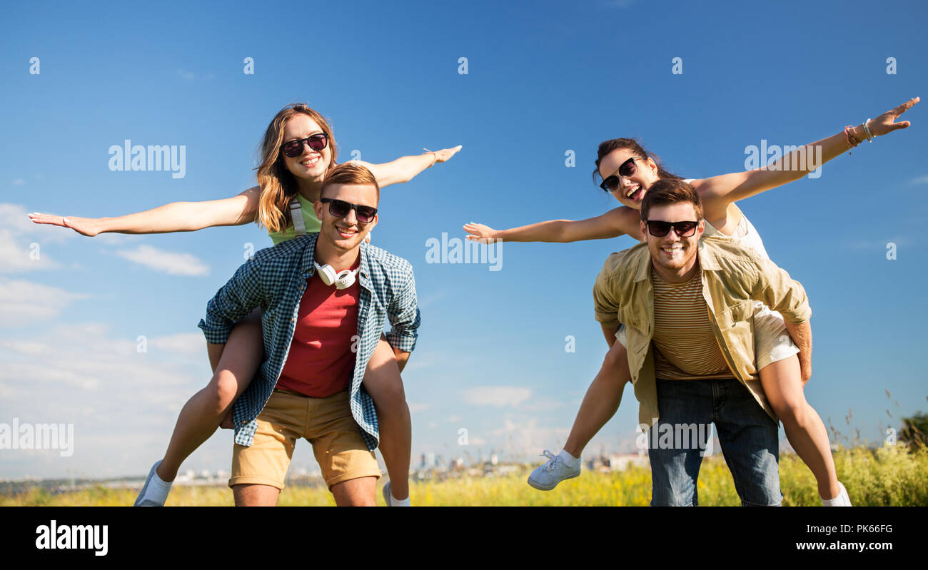 Happy teenage Freunde Spaß haben im Sommer Stockfoto