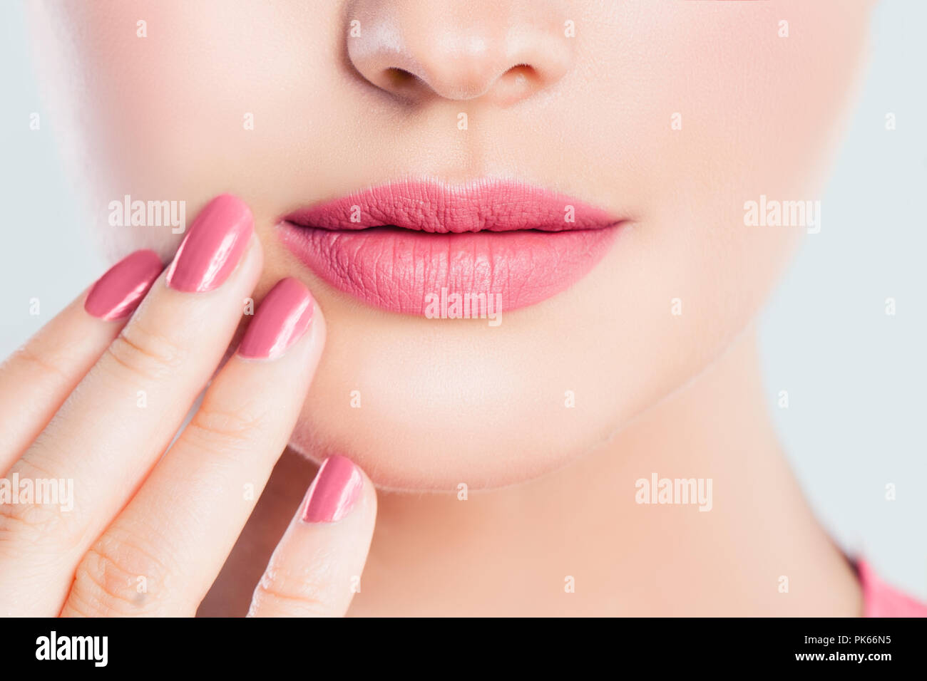 Perfekte weibliche Lippen Nahaufnahme. Rosa Lippen Make-up und gepflegten  Nägeln mit rosa Nagellack Stockfotografie - Alamy