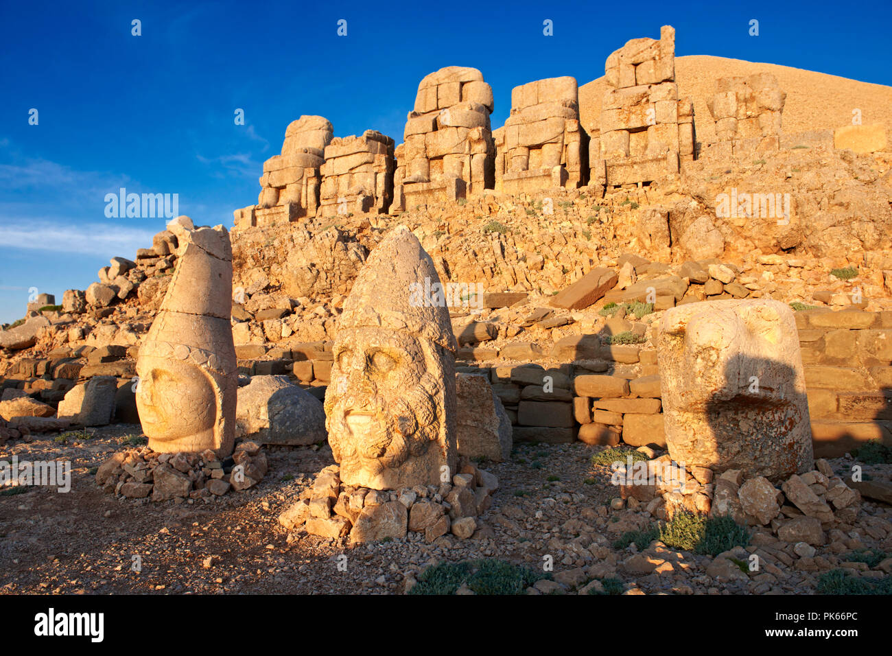 Bilder von den Statuen des Adlers, Herekles & Apollo rund um das Grab von Kommagene König Antochus 1 auf dem Gipfel des Berges Nemrut, Türkei. Stock Fotos & Stockfoto