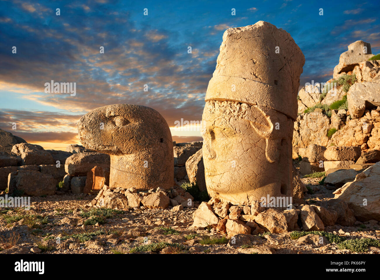 Bild der Statuen von Rund um das Grab von Kommagene König Antochus 1 auf dem Gipfel des Berges Nemrut, Türkei. Stockfotos Foto- und Kunstdrucke. In 62 BC, Ki Stockfoto