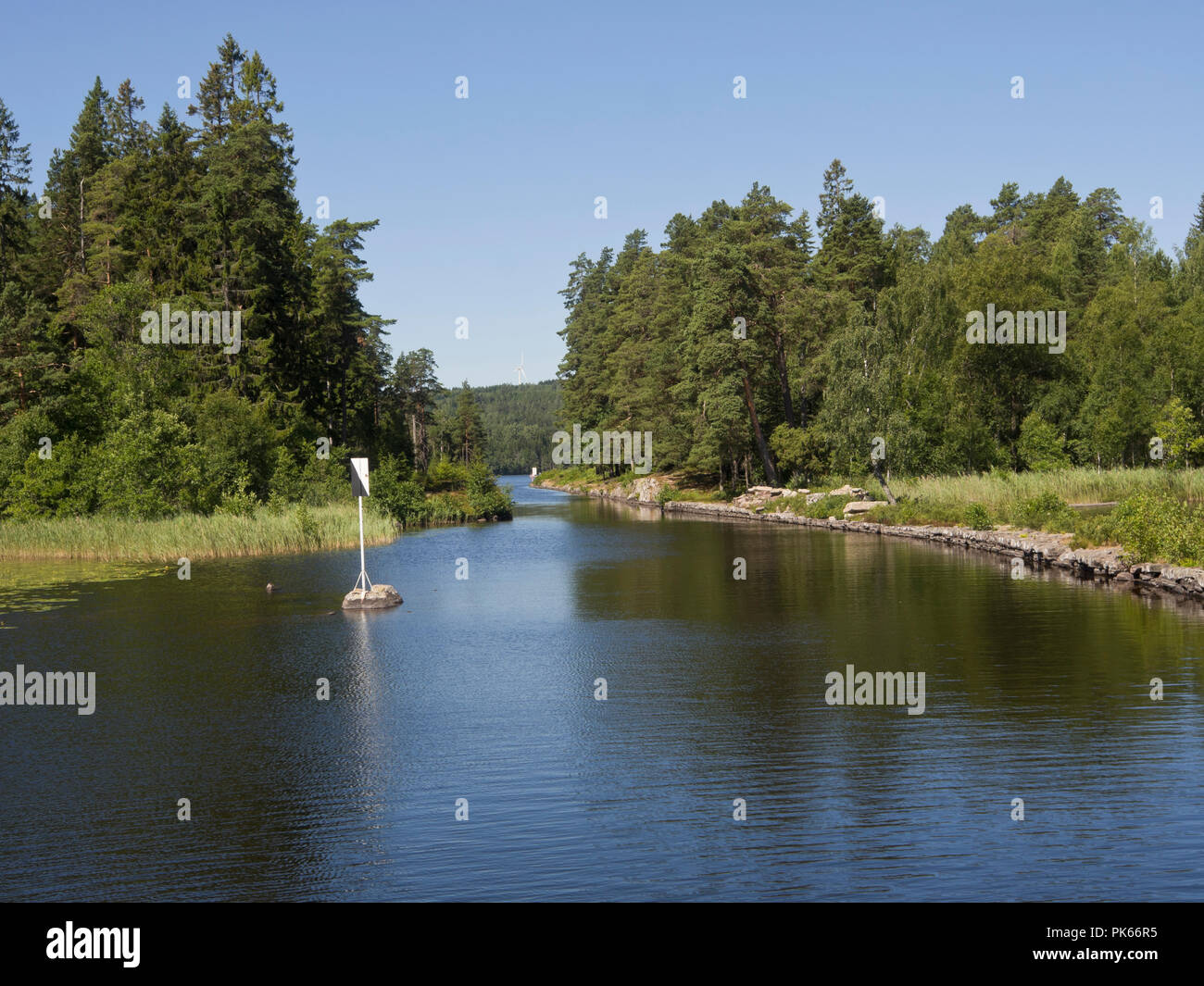 Waldlandschaft, Kanal und Segeln Marken am Göta kanal in der nähe von Viken See, von einer Bootsfahrt entlang einer idyllischen Wasserstraße in Schweden Stockfoto
