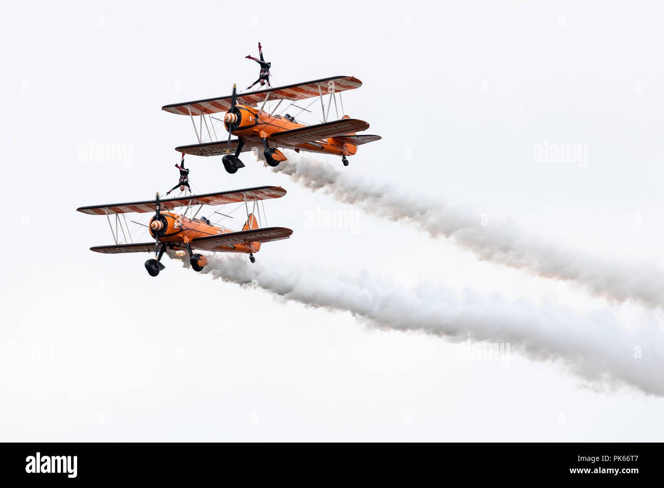 Invertiert wingwalkers in enger Formation fliegen auf ihre AeroSuperBatics Stearman Doppeldecker Stockfoto