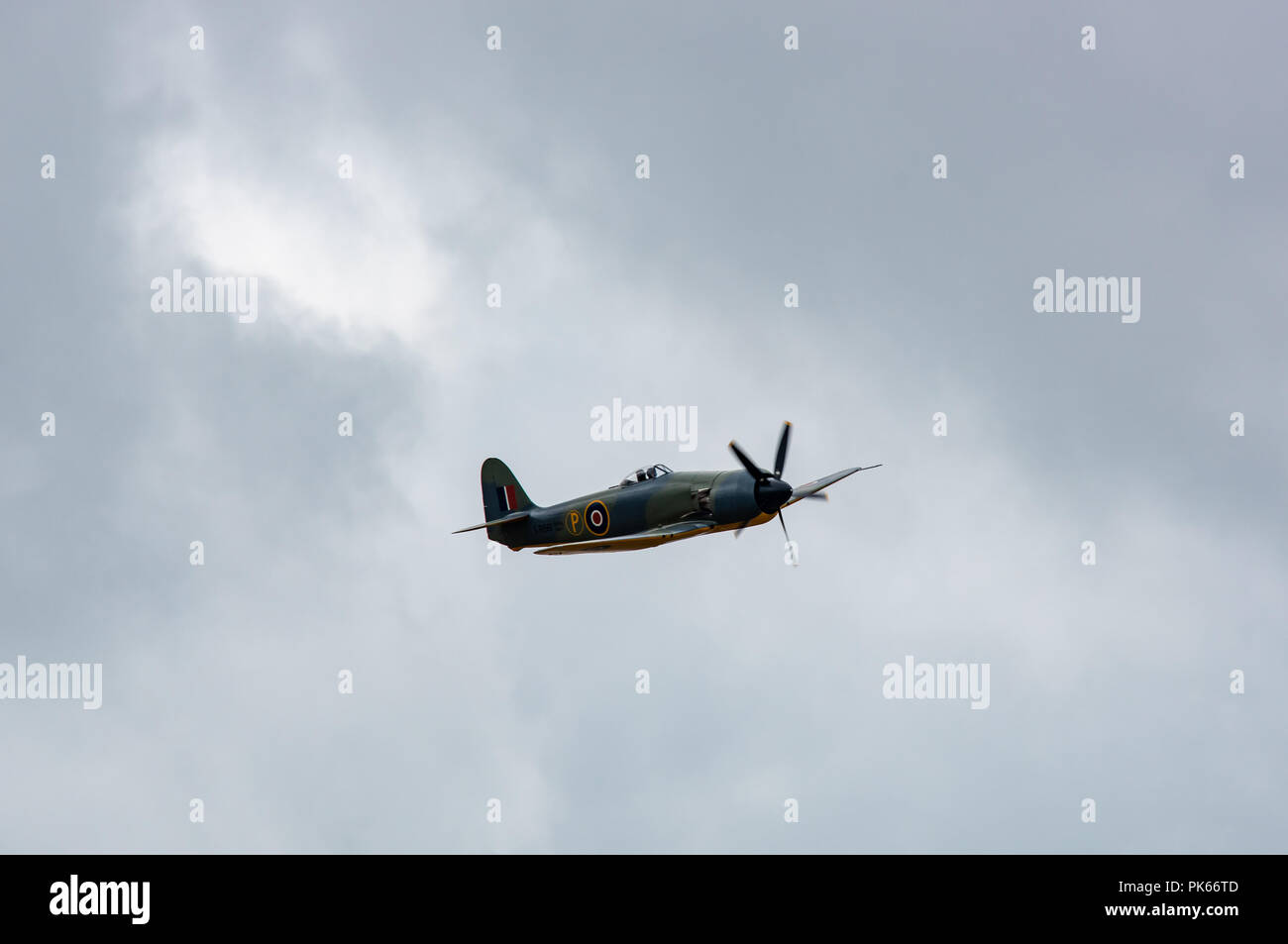 Eine Hawker Sea Fury carrier Jagdbomber der Fleet Air Arm getragen steigt in einer bedrohlichen Himmel Stockfoto