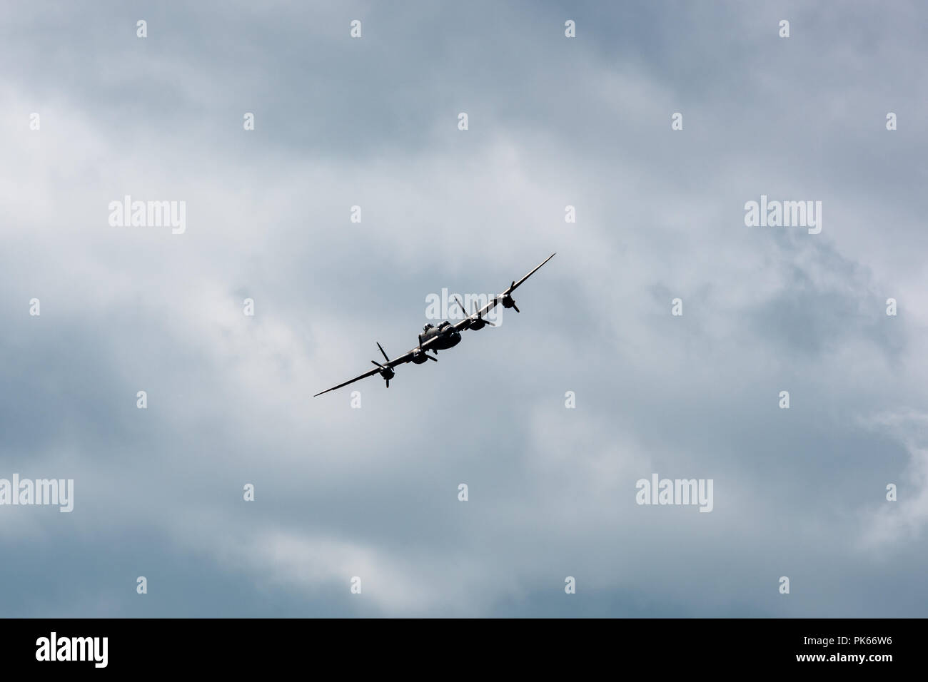 Avro Lancaster PA 474 der Schlacht um England Memorial Flug gegen eine bedrohliche Sky Stockfoto
