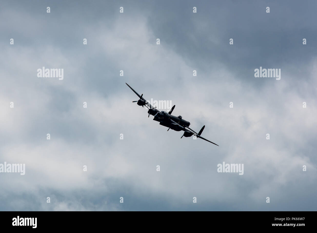 PA 474 Avro Lancaster in der Schlacht von Großbritannien Memorial Flug mit seine Bombe Türen öffnen Stockfoto