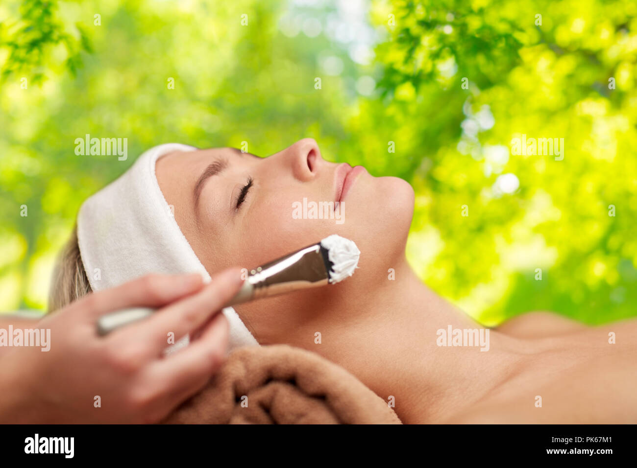 Nahaufnahme der jungen Frau und Kosmetikerin im spa Stockfoto
