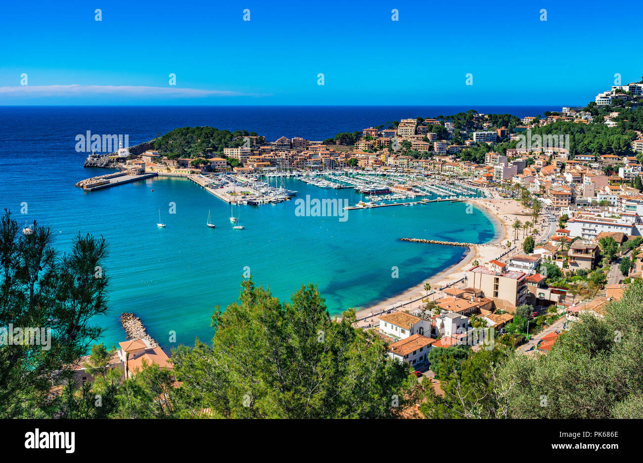 Wunderschöne Aussicht der Küste in Port de Soller, idyllischen Hafen Marina auf Mallorca, Spanien Mittelmeer Stockfoto