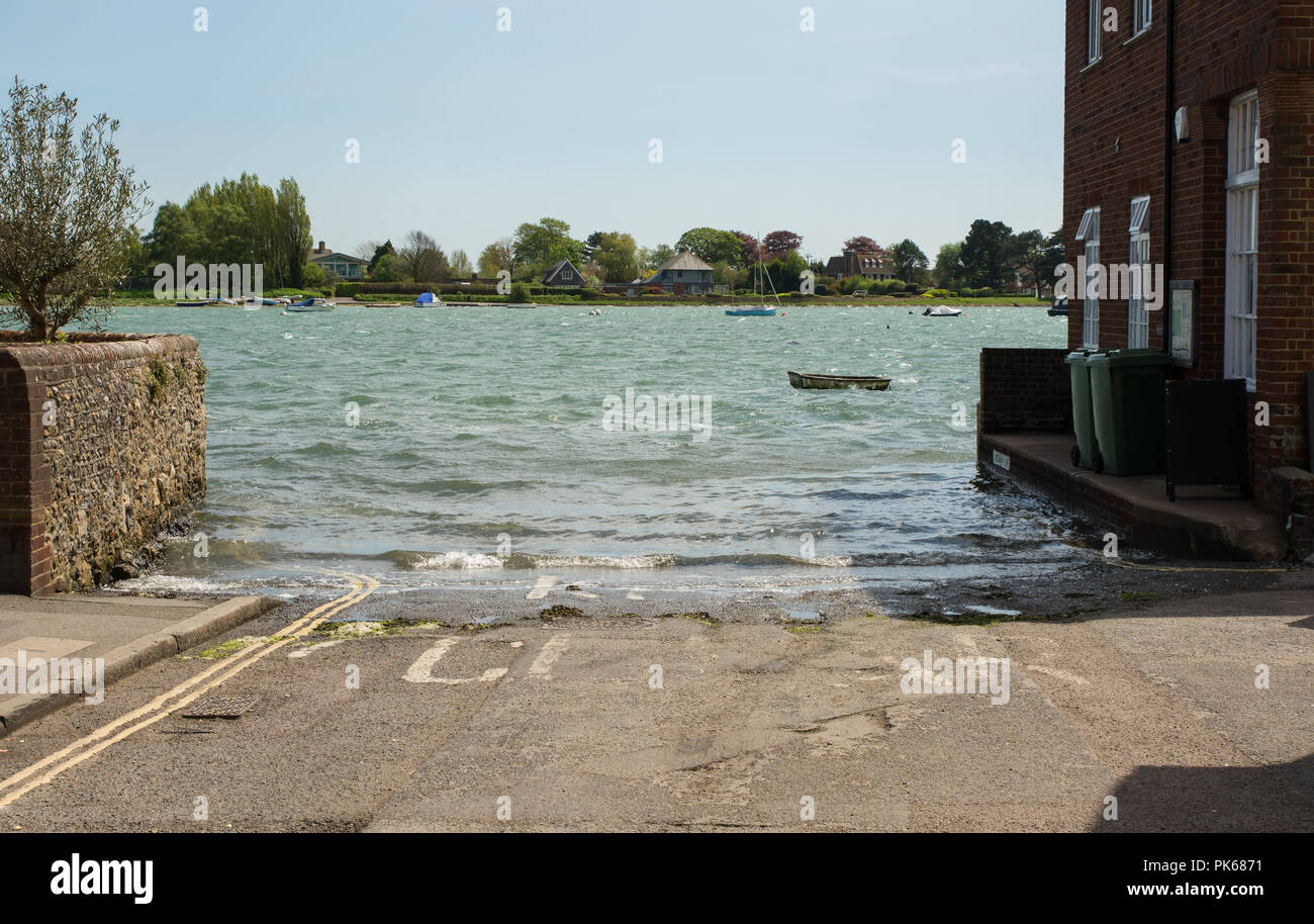 Straße unter Wasser unter Flut an Bosham in Chichester Harbour, West Sussex, England Stockfoto