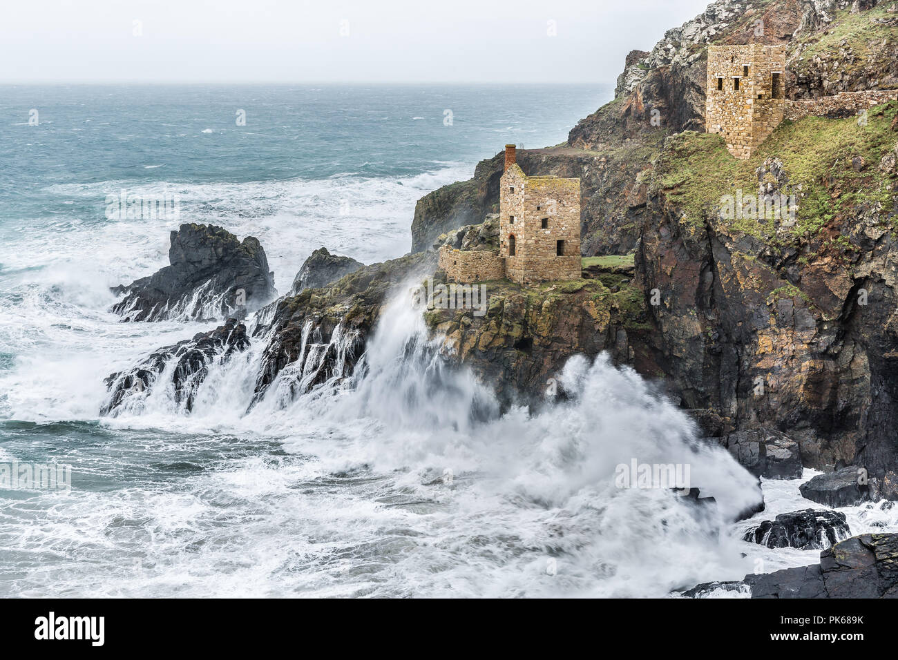 Freiliegende Motor Häuser, mit stürmischer See, Botallack, Cornwall, Großbritannien Stockfoto