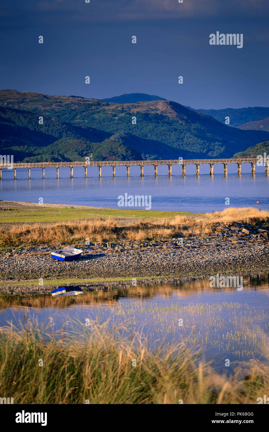 Barmouth Bridge an der Mündung des Mawddach Barmouth Gwynedd Wales ...