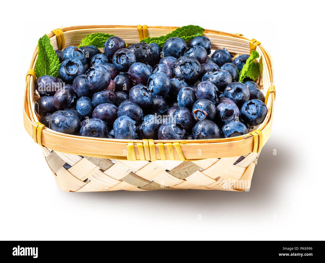 Frisch und roh Blaubeeren in einem kleinen Weidenkorb. Isoliert und auf weißen Hintergrund. Stockfoto