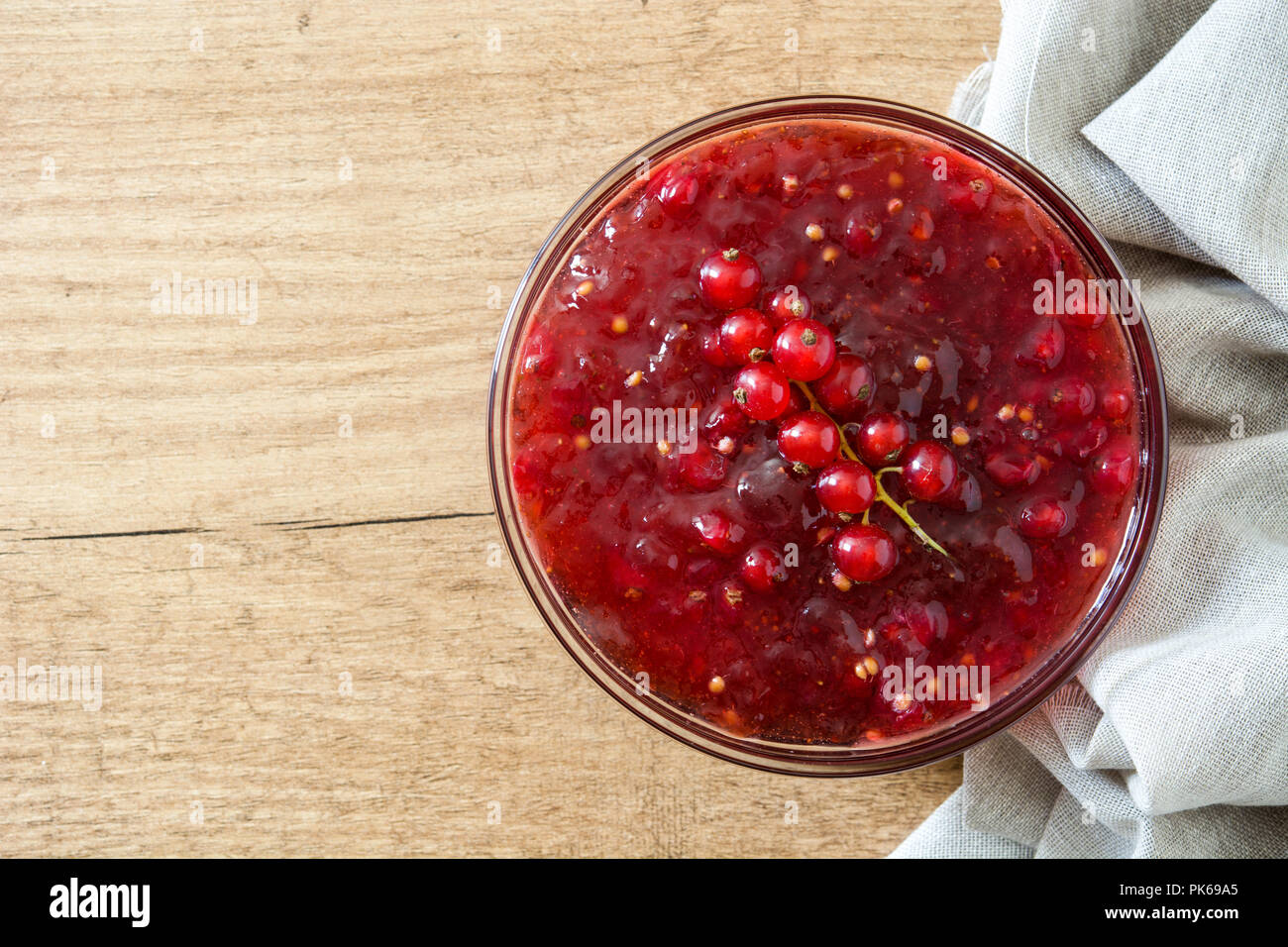 Cranberry Sauce in der Schüssel für Thanksgiving Abendessen am Holztisch. Ansicht von oben. Copyspace Stockfoto