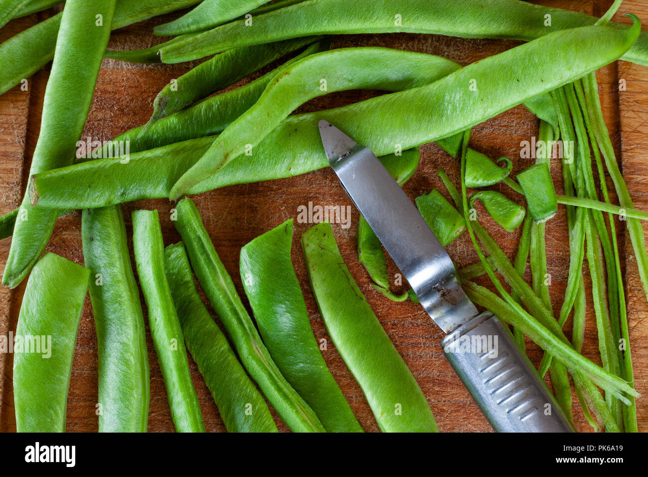Grüne Bohnen (stangenbohnen) auf einem Küchentisch Stockfoto
