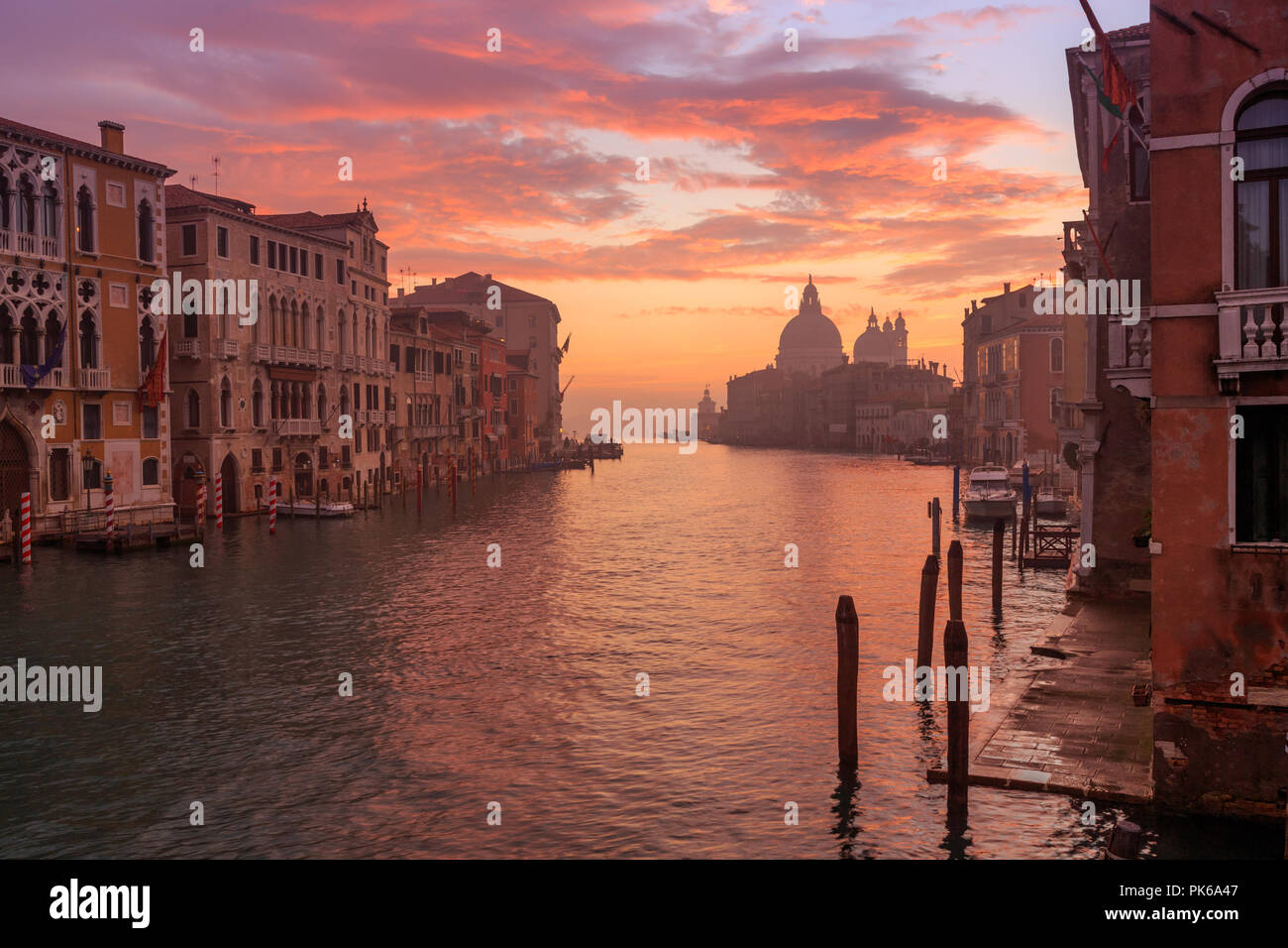 Venedig am frühen Morgen. Boot auf dem Wasser. Bild von der Akademie Brücke genommen. Italien. Stockfoto