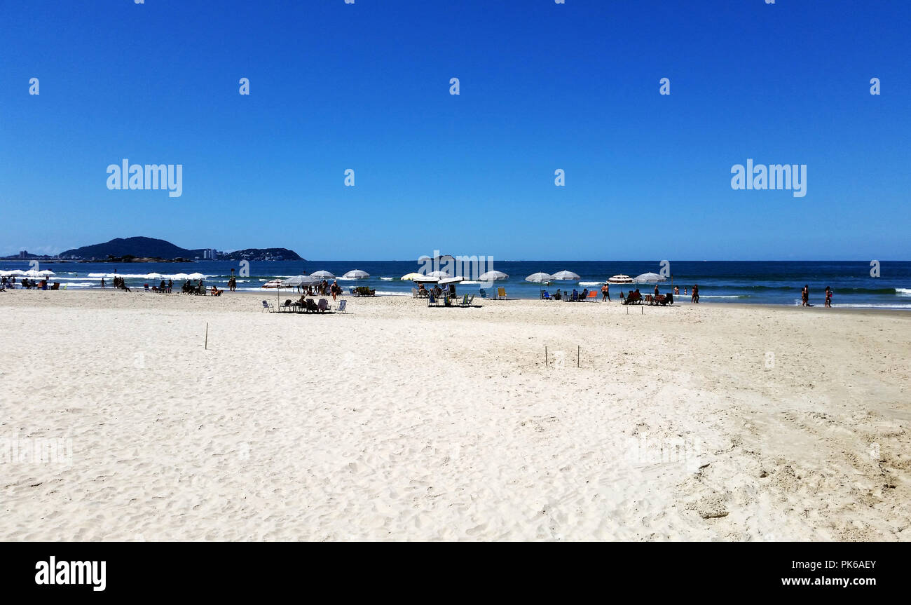 Strand mit mehreren Sonnenschirmen. Stockfoto