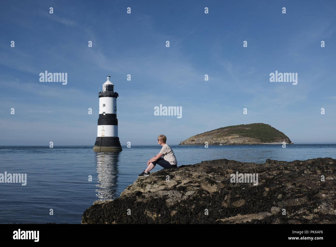 Puffin Island und Leuchtturm auf Anglesey, Nordwales Stockfoto