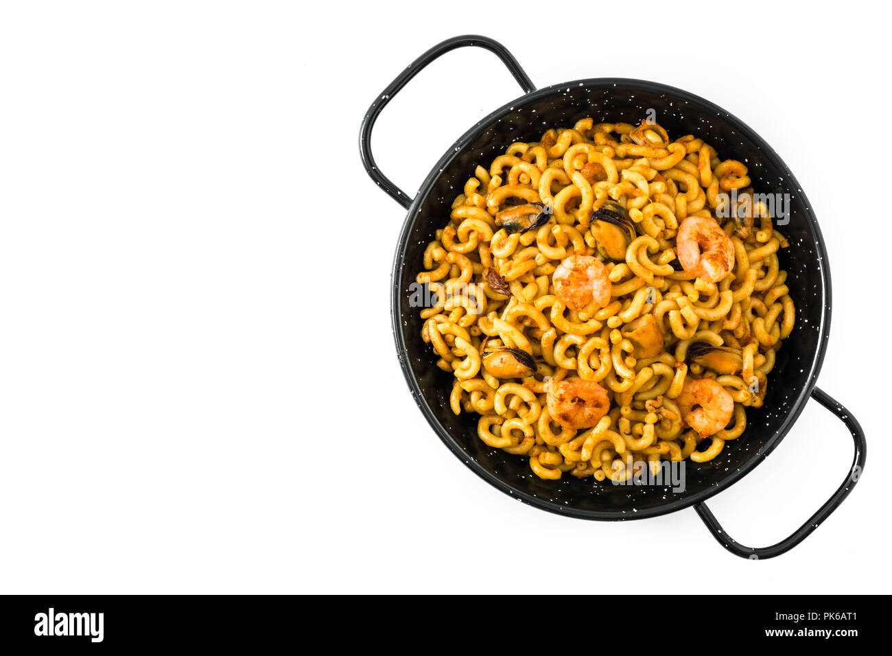 Traditionelle spanische fideua. Nudel Paella auf weißem Hintergrund. Ansicht von oben. Copyspace Stockfoto