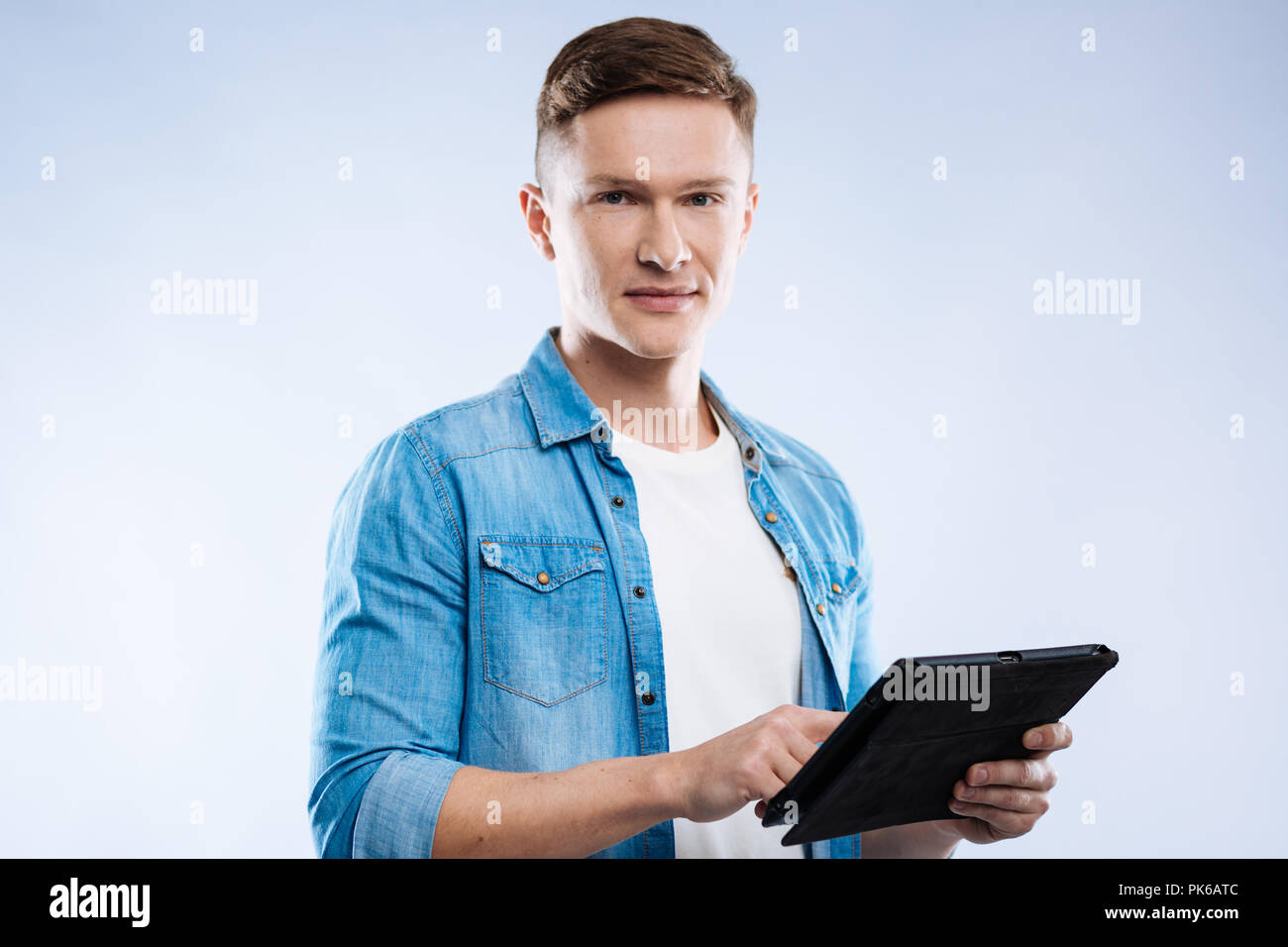 Smart ernster Mann Sie direkt anschaut Stockfoto