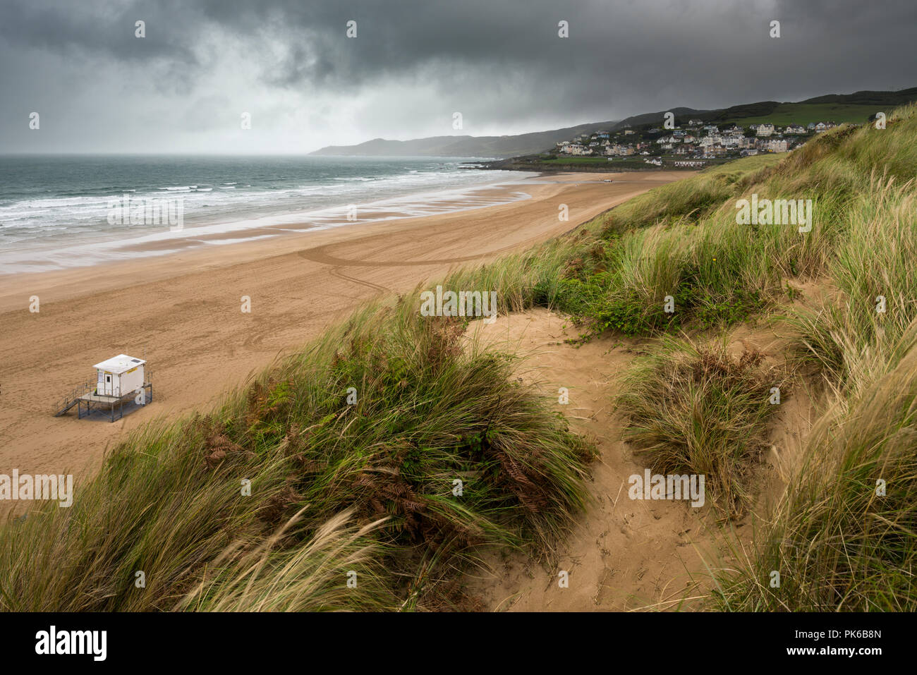 Die Dünen mit Blick auf Woolacombe Sand an der Küste von North Devon, England. Stockfoto