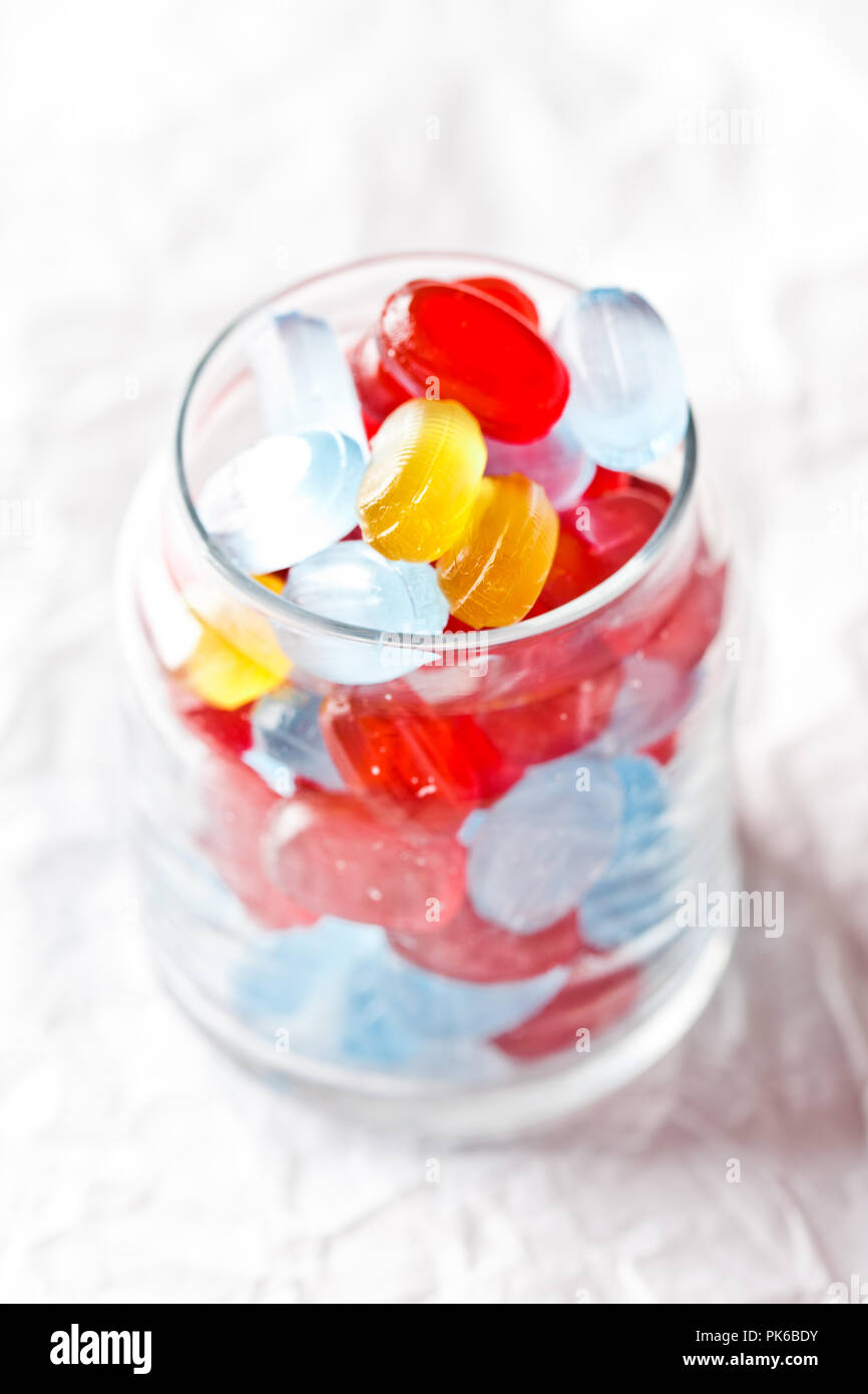 bunte Bonbons im Glas Stockfoto