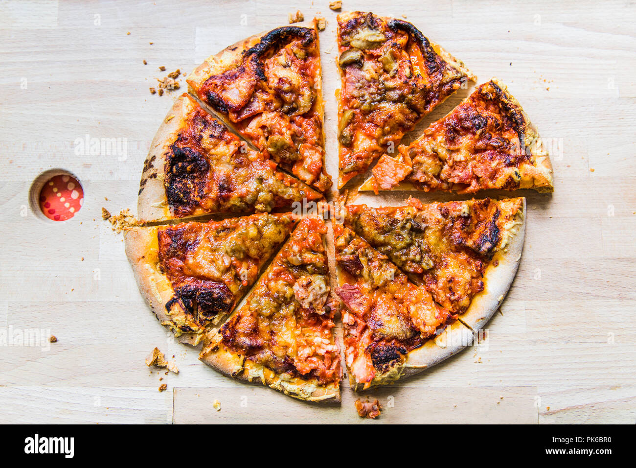 Lecker Pizza Schnitt in 8 Schichten auf Holz Board Stockfoto