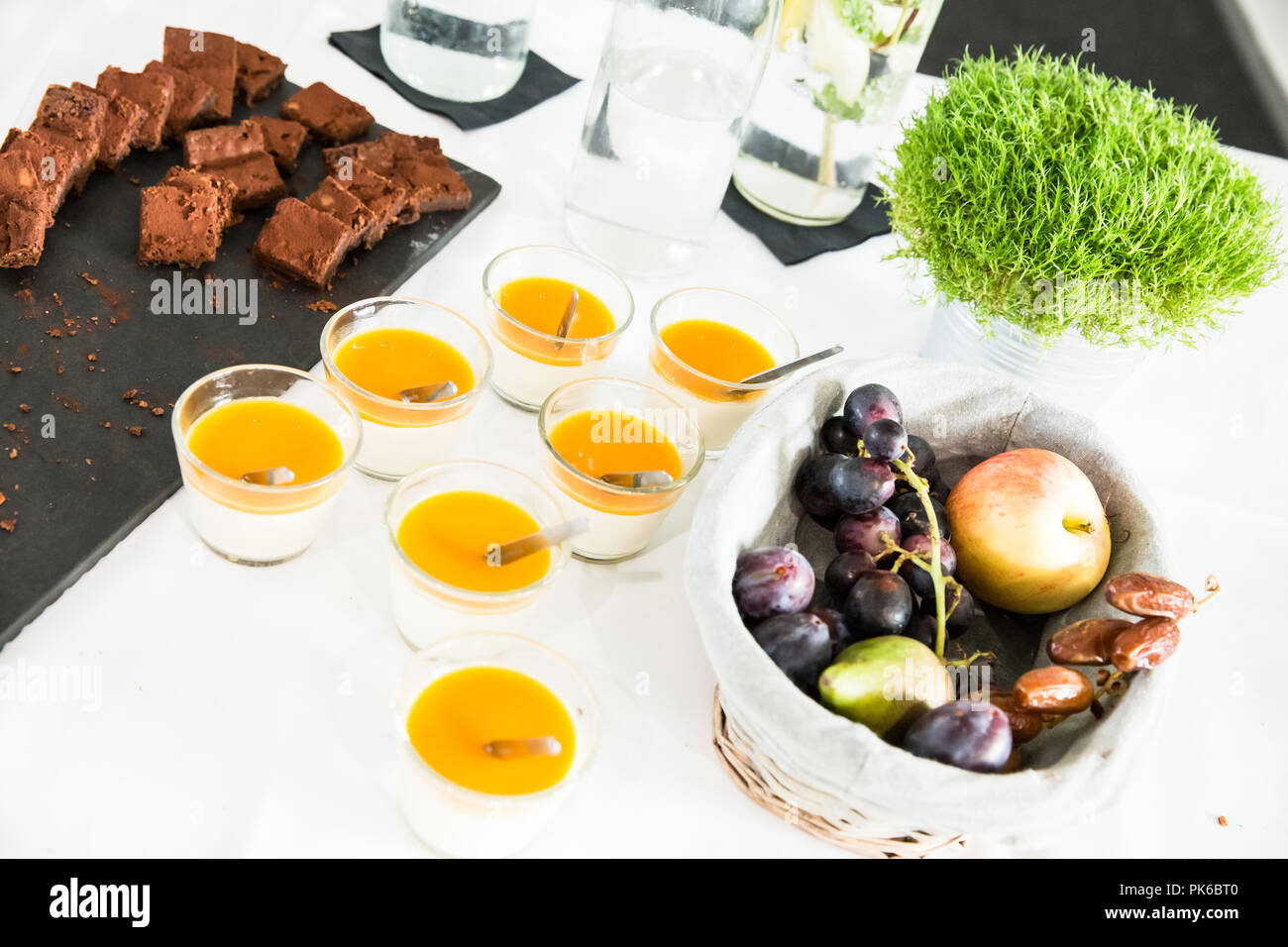 Mango Creme und Chocolate Brownies auf Buffet Tisch Stockfoto