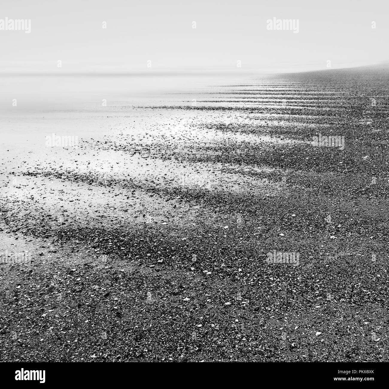 Strand Unendlichkeit auf misty Kiesstrand in Cornwall, Großbritannien Stockfoto