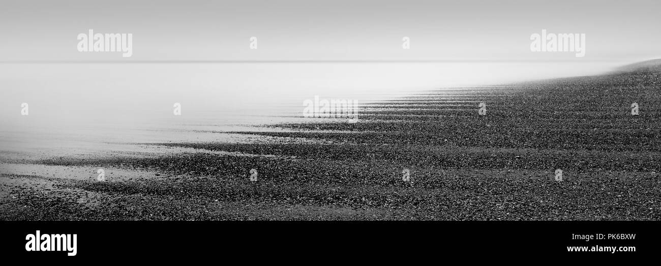 Kies und Nebel auf Cornwall Strand, Großbritannien Stockfoto