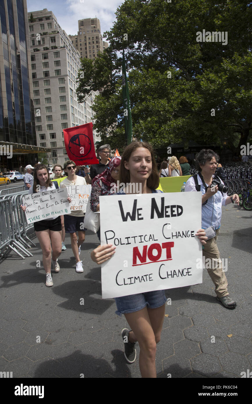 Studenten aus New York City und anderen im Juli marschierten 21 als Teil einer internationalen Jugend Klima März Regierungen zu drücken Sie die Umstellung auf 100% Erneuerbare Energien, so bald wie möglich, in der Regel die natürliche Umwelt das Leben auf der Erde zu schützen. Stockfoto