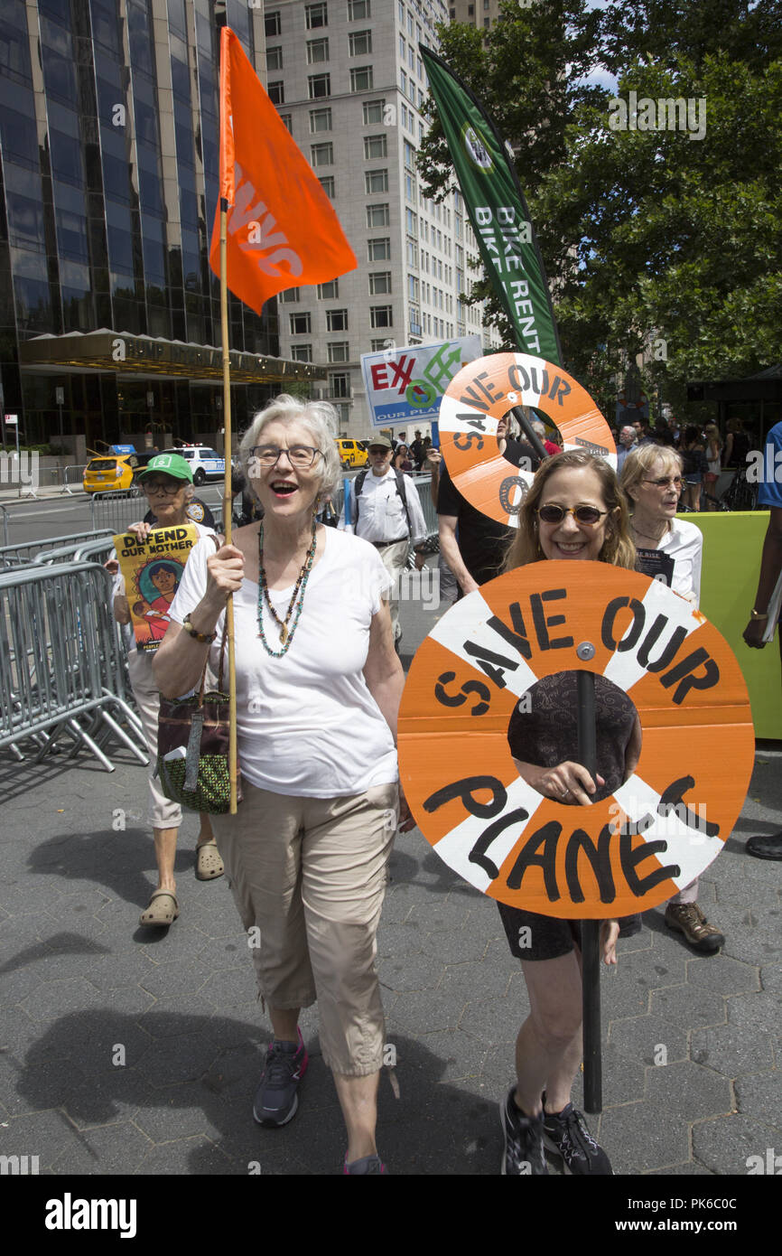 Studenten aus New York City und anderen im Juli marschierten 21 als Teil einer internationalen Jugend Klima März Regierungen zu drücken Sie die Umstellung auf 100% Erneuerbare Energien, so bald wie möglich, in der Regel die natürliche Umwelt das Leben auf der Erde zu schützen. Stockfoto