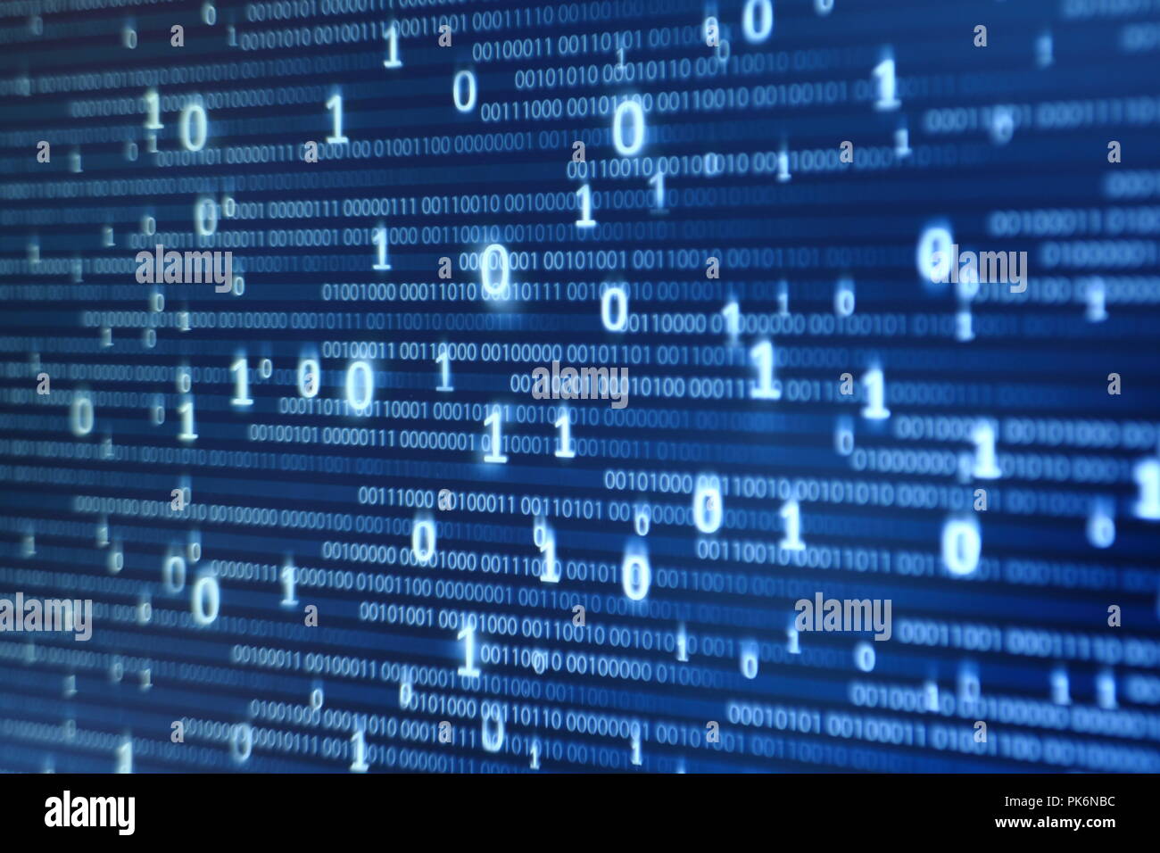 Computer Display mit binären Code im Hintergrund. Text in Matrix Code style von oben nach unten an der Unterseite Stockfoto