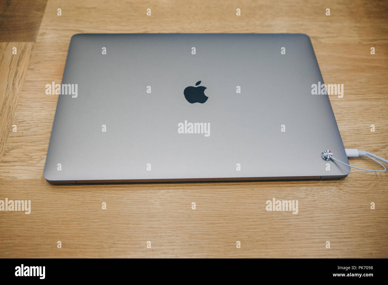 Berlin, 29. August 2018: Einzelhandel mit neuen MacBooks im offiziellen Shop von Apple in Berlin. Die modernen und stilvollen Laptops. Stockfoto