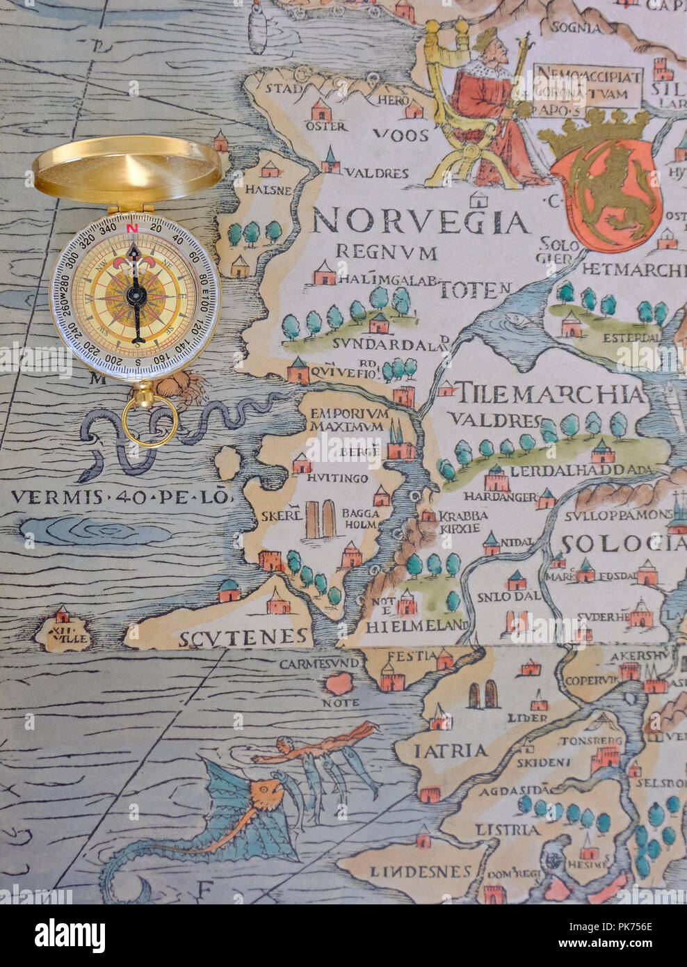 Kompass platziert auf der Vervielfältigung von Abschnitt von Olaus Magnus des 16. Jahrhunderts Marine Karte mit skandinavischen Ländern Stockfoto
