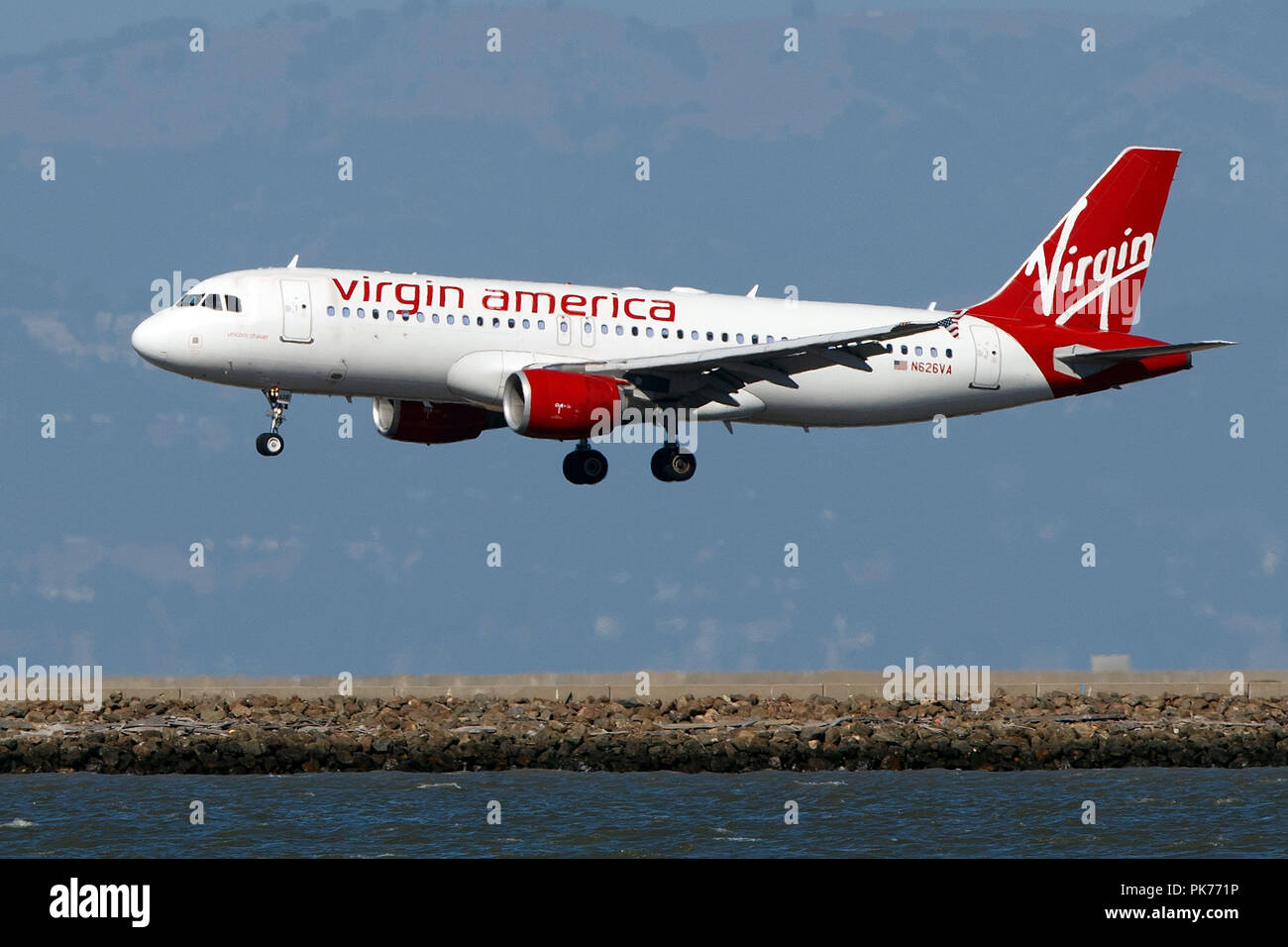 Ein von Virgin America Landung am Flughafen San Francisco International (Ksfo), San Francisco, Kalifornien (320-214 N 626 VA) betrieben Airbus, Vereinigte Staaten von Amerika Stockfoto
