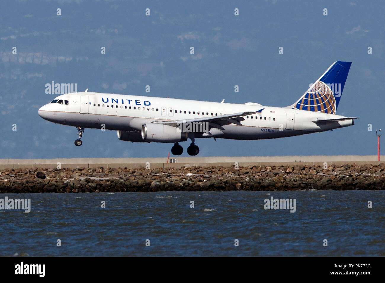 Airbus A320-232 (N 431 UA) betrieben von United Airlines Landung am Flughafen San Francisco International (Ksfo), San Francisco, Kalifornien, Vereinigte Staaten von Amerika Stockfoto