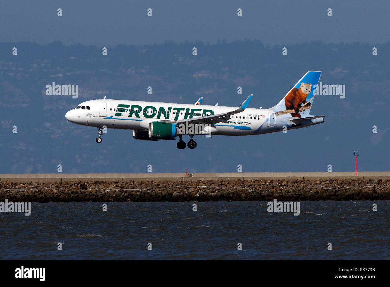 Airbus A 320-251 N (N 328 FR) von Frontier Airlines mit der Scout Der Baummarder livery Landung am Flughafen San Francisco International (Ksfo), San Francisco, Kalifornien, Vereinigte Staaten von Amerika Stockfoto