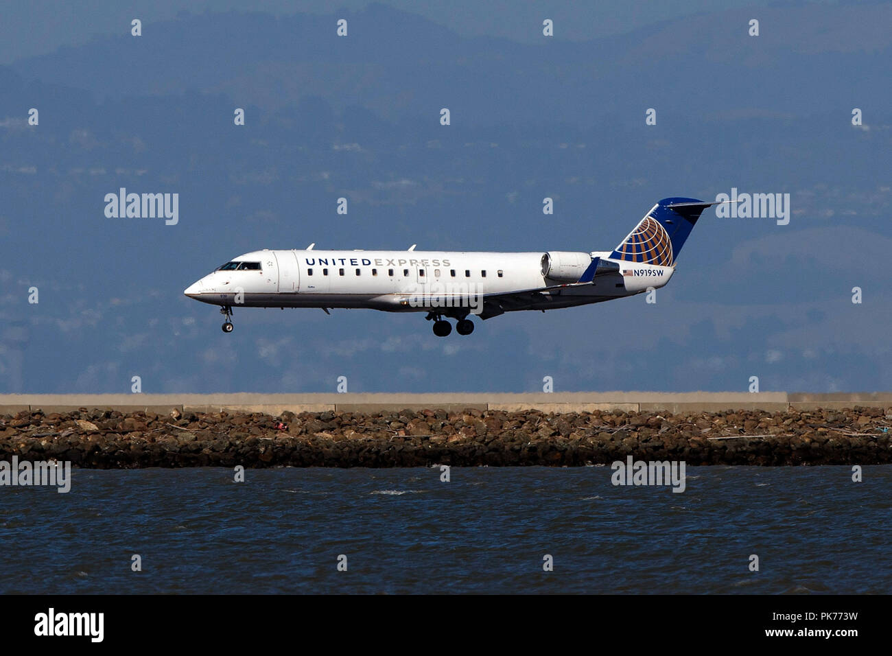 Bombardier CRJ-200ER (N919SW) von SkyWest Airlines für United Express Landung am Flughafen San Francisco International (Ksfo), San Francisco, Kalifornien, Vereinigte Staaten von Amerika Stockfoto