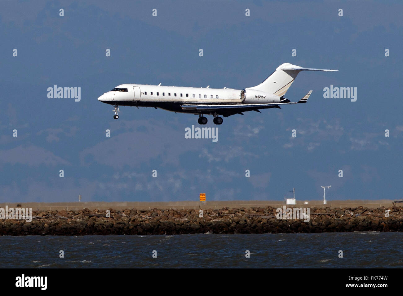 Bombardier Global 6000 (N421 SZ) Landung am Flughafen San Francisco International (Ksfo), San Francisco, Kalifornien, Vereinigte Staaten von Amerika Stockfoto