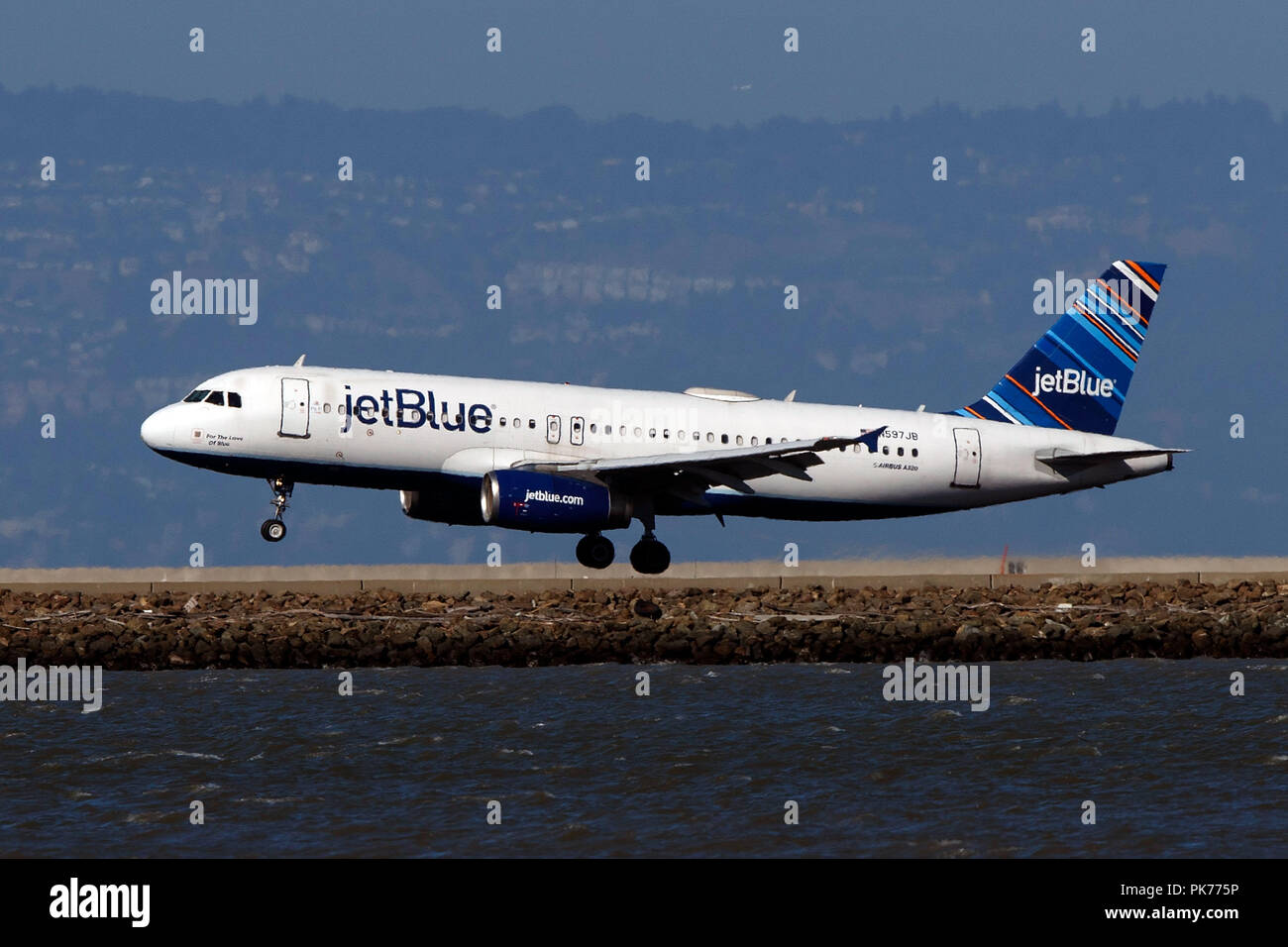 Airbus A320-232 (N 597 JB) betrieben von JetBlue Airways Landung am Flughafen San Francisco International (Ksfo), San Francisco, Kalifornien, Vereinigte Staaten von Amerika Stockfoto