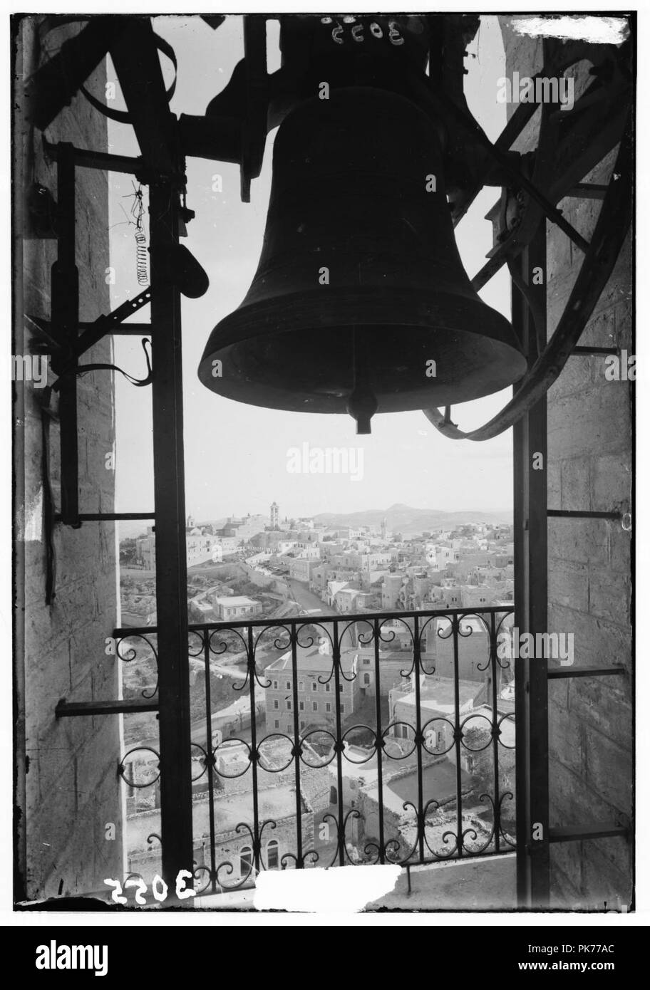 Bethlehem und Umgebung. Bethlehem von einem Glockenturm. Übersicht Geburtskirche und Herodium Stockfoto