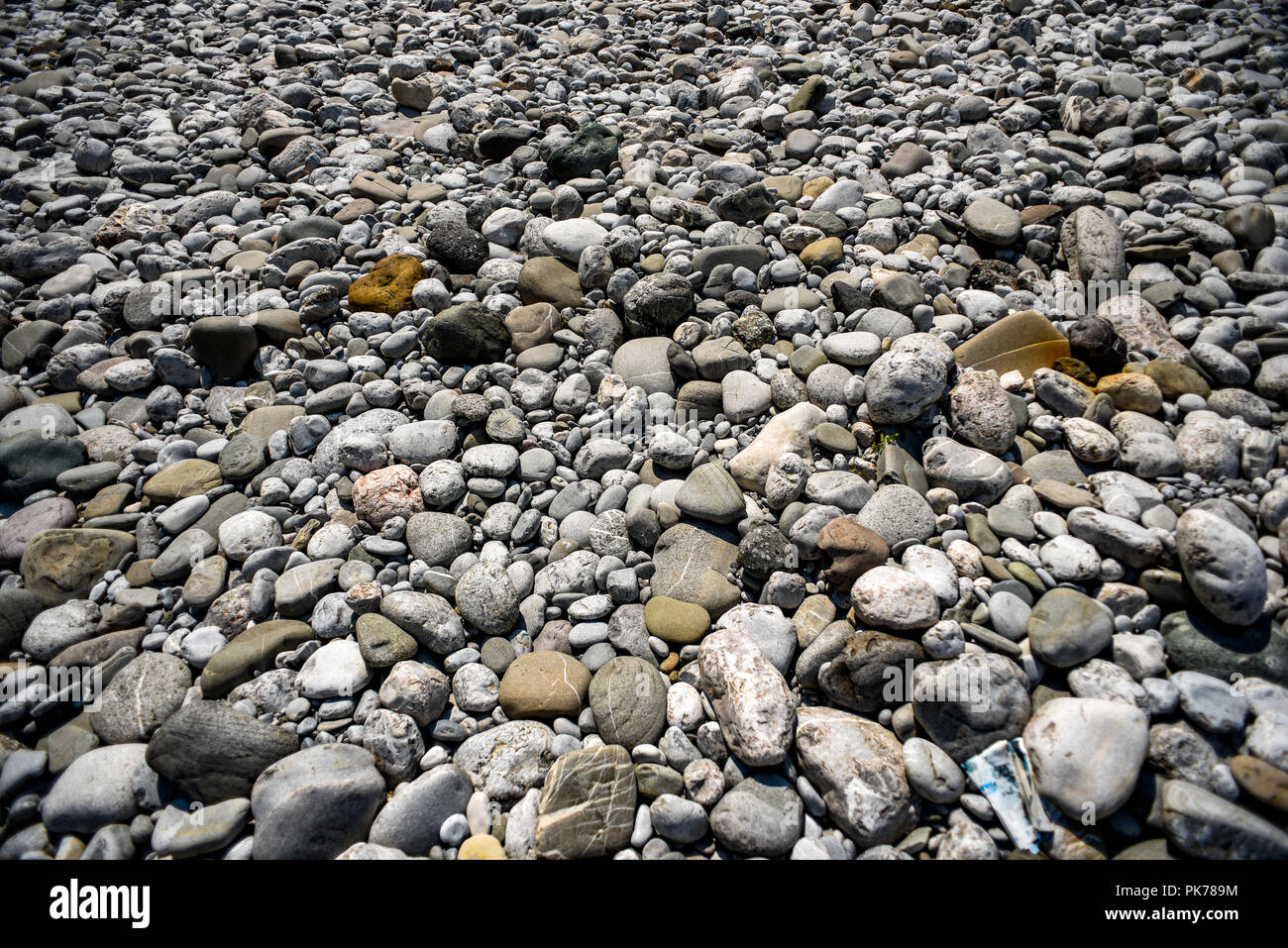 Textur von farbigen Steinen, verschiedene Formen und Größen. Stockfoto