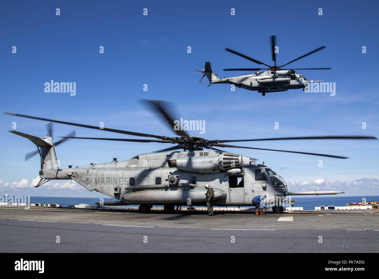 September 7, 2018 - Atlantik - ATLANTIK (Sept. 8, 2018) Matrosen und Marines bereiten Ein CH-53E Super Stallion Hubschrauber für den Start auf dem Flugdeck des Wasp-Klasse amphibisches Schiff USS Kearsarge (LHD3) während der Carrier Strike Group (CSG) 4 Amphibische bereit Group (ARG), Marine Expeditionary Unit (MEU) Übung. Die kearsarge ARG und 22 MEU sind die Verbesserung der gemeinsamen Integration, die Letalität und kollektiven Fähigkeiten des Navy-Marine Corps Team durch gemeinsame Planung und Durchführung von anspruchsvollen und realistischen Schulungsszenarien. CSG 4 Mentoren, Züge und bewertet Ost Coas Stockfoto