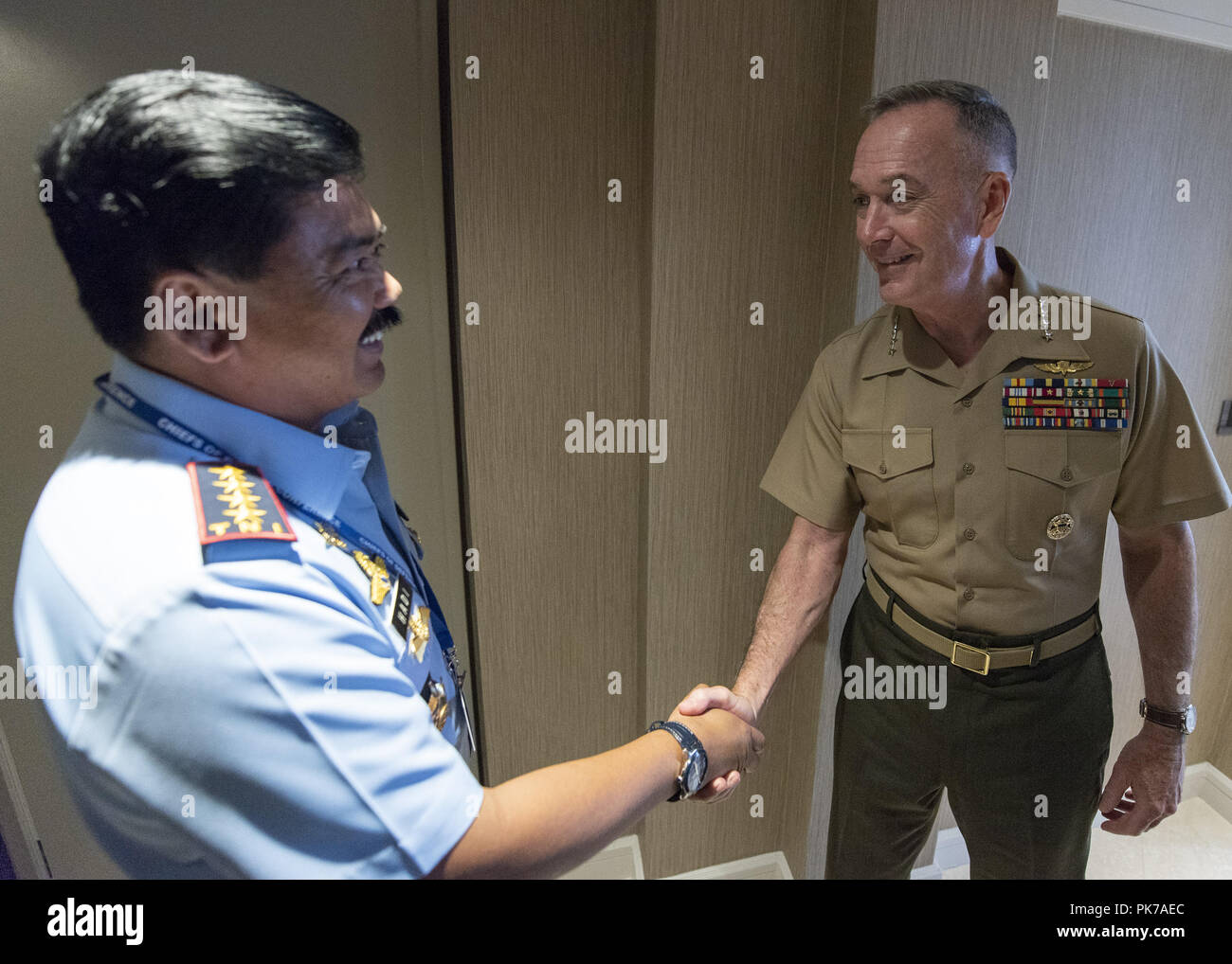 September 10, 2018 - Waikiki, Hawaii, US-Marine Corps Gen. Joe Dunford, Vorsitzender des Generalstabs, erfüllt mit der Indonesischen Luftwaffe Air Chief Marshal Hadi Tjahjanto, Commander, Indonesischen Nationalen Streitkräfte, während des Indo-Chef der Verteidigung Konferenz in Waikiki, Hawaii, Sept. 10, 2018. (DOD Foto von U.S. Navy Petty Officer 1st Class Dominique A. Pineiro) US Joint Staff über globallookpress.com (Credit Bild: © US Joint Staff/Russischen über ZUMA Draht) Stockfoto