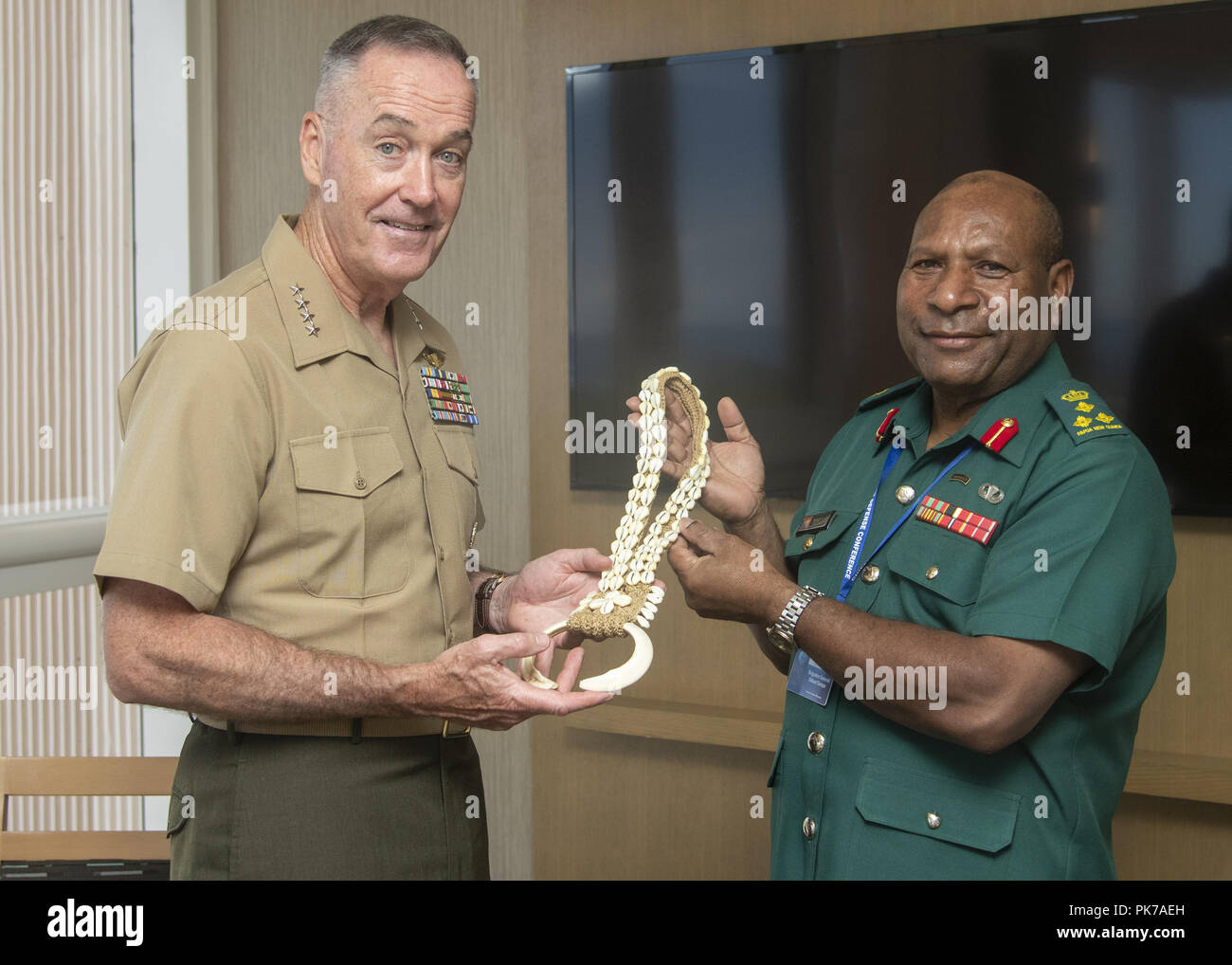 Waikiki, Hawaii, USA. 10 Sep, 2018. Marine Corps Gen. Joe Dunford, Vorsitzender des Generalstabs, erhält ein Geschenk aus Papua-neuguinea Armee Brig. Gen. Gilbert Toropo, Commander, Papua New Guinea Defence Force, während des Indo-Chef der Verteidigung Konferenz in Waikiki, Hawaii, Sept. 10, 2018. (DOD Foto von U.S. Navy Petty Officer 1st Class Dominique A. Pineiro) US Joint Staff über globallookpress.com Credit: Us Joint Staff/russischen Look/ZUMA Draht/Alamy leben Nachrichten Stockfoto