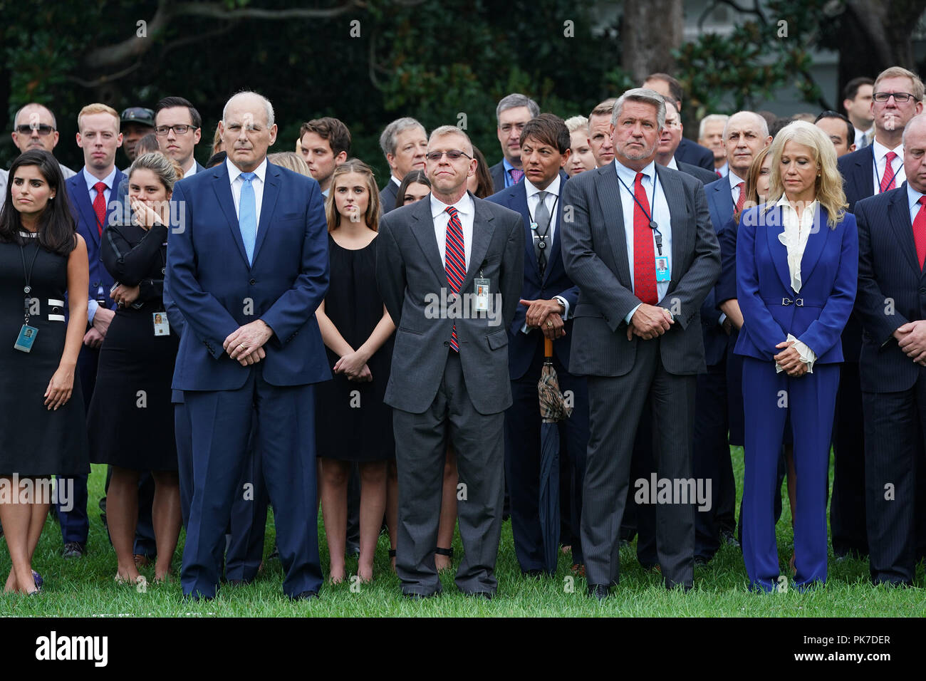 Washington District Of Columbia Usa 11 Sep 18 Weisse Haus Mitarbeiter Einschliesslich Stabschef John Kelly Blauer Anzug Und Krawatte Stellvertretender Stabschef Fur Kommunikation William Rote Krawatte Und Berater Des Prasidenten Kellyanne