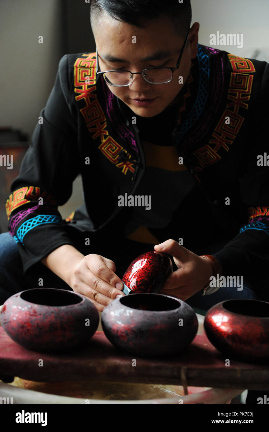 Dafang, Chinas Provinz Guizhou. 10 Sep, 2018. Erbe Gao Yan macht Lackkunst in Dafang County, im Südwesten Chinas Provinz Guizhou, Sept. 10, 2018. Lackkunst in Dafang Grafschaft produziert wird in Handarbeit durch alle Verfahren und erfordert hohe Standards. Die Technik kann nur von erfahrenen Handwerker. Heute, lokale Regierung hat Studios und führte das Kunstwerk Shops für die Vererbung der Kunst. Kredit online: Wenbin Yang/Xinhua/Alamy leben Nachrichten Stockfoto